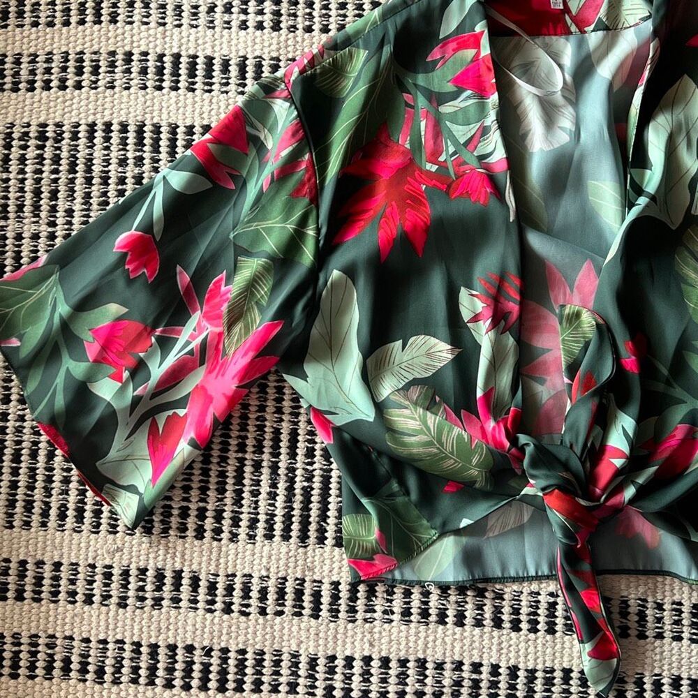 Lovers + Friends Size Small green cropped satin Tie front blouse REVOLVE - Picture 2 of 5